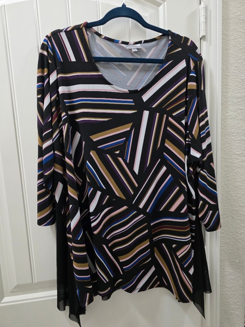 VIP Knits by Avenue 22/24 Plus Black Abstract Stripe Sharkbite Tunic Sheer Hem